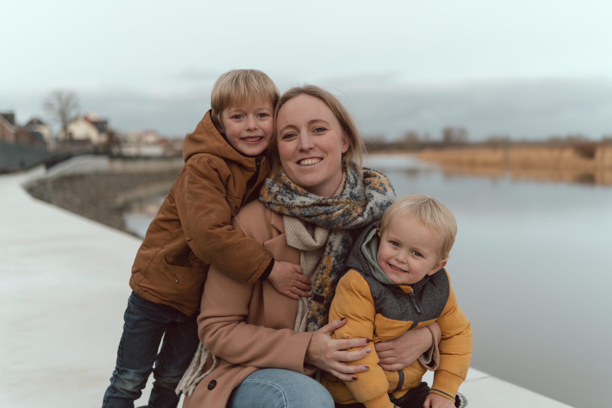 Mama met haar zoontjes tijdens een leuke spontane fotoshoot 'day in a life'