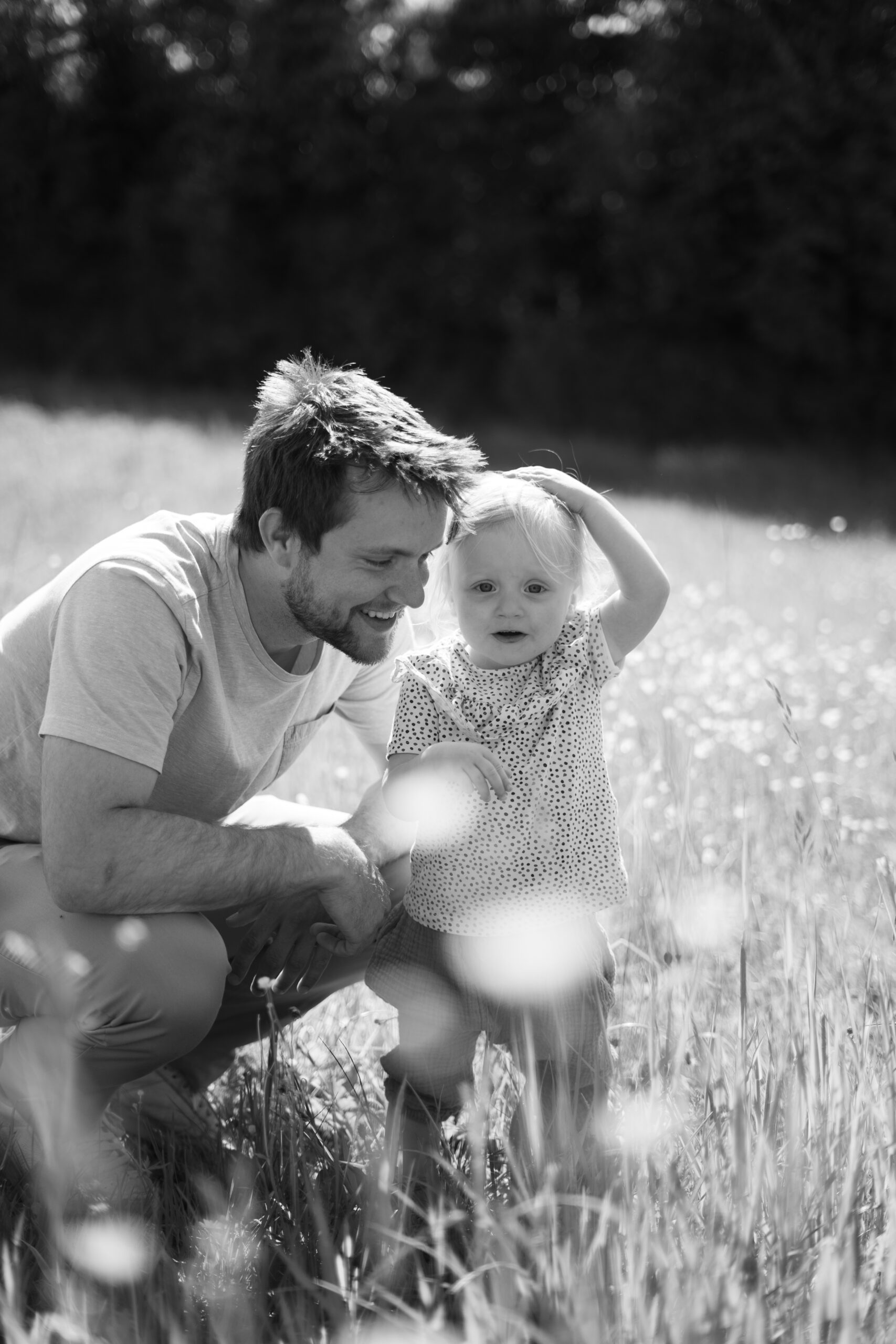 Reviews & Kind Words. Papa en dochter tijdens een familieshoot in een mooi veldje getrokken door Sarah De Groote Photography