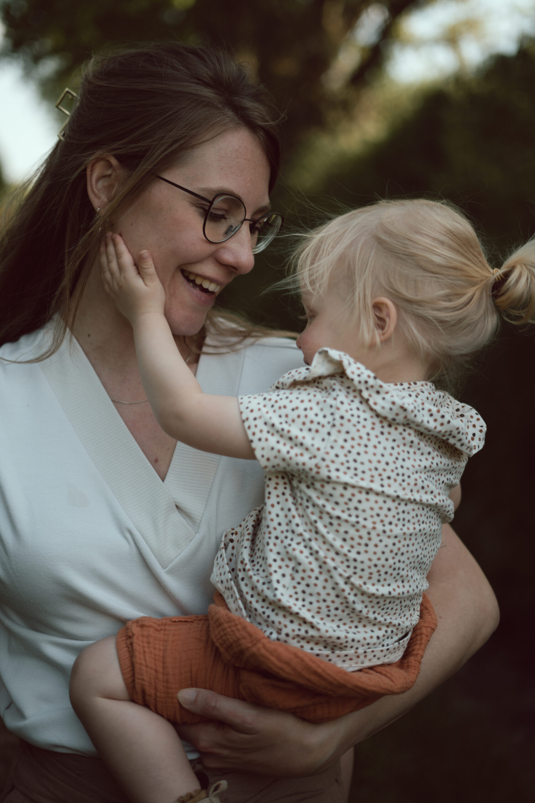 Reviews & Kind Words. Mama en dochter tijdens een gezinsshoot . Gezinsfotografie op zn best. Herinneringen die voor altijd meegaan.
