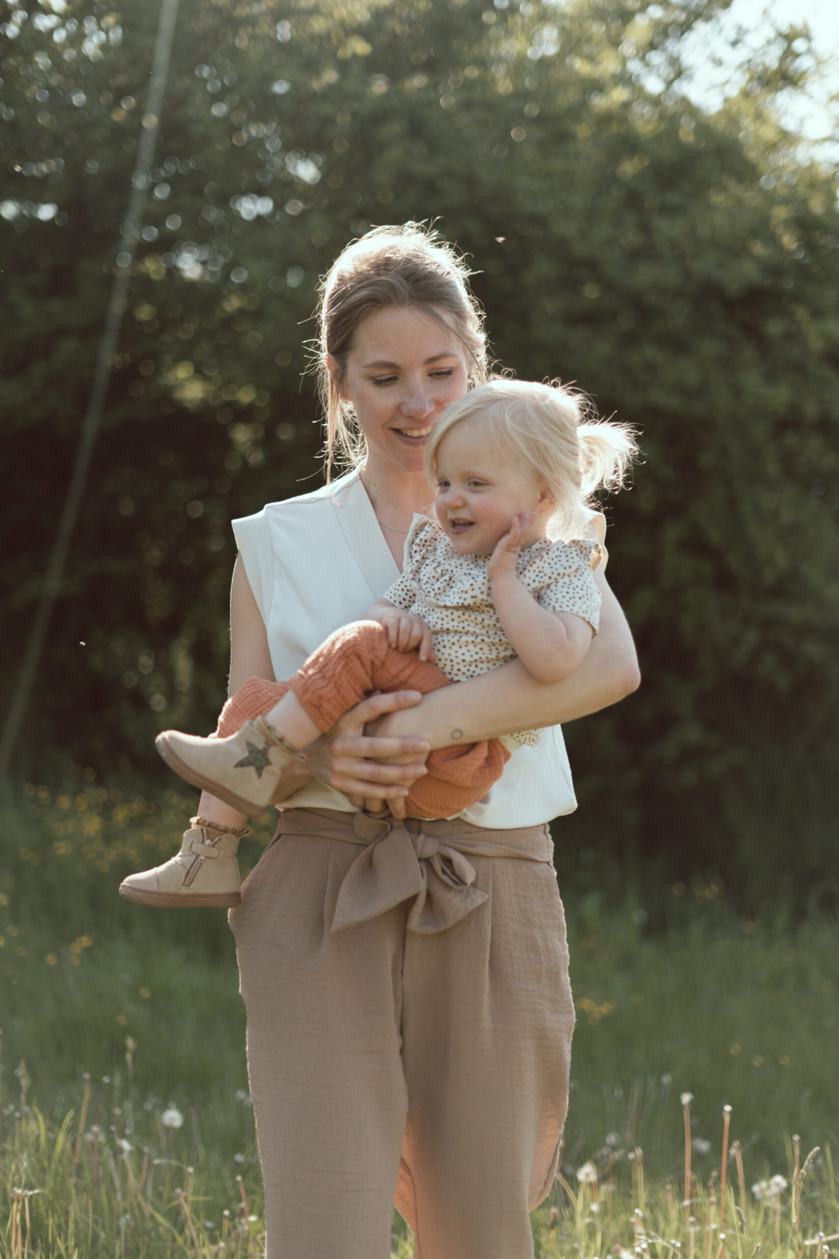 Tijdens een day in a life fotosessie de liefde tussen mama en dochter vastgelegd op een spontane manier