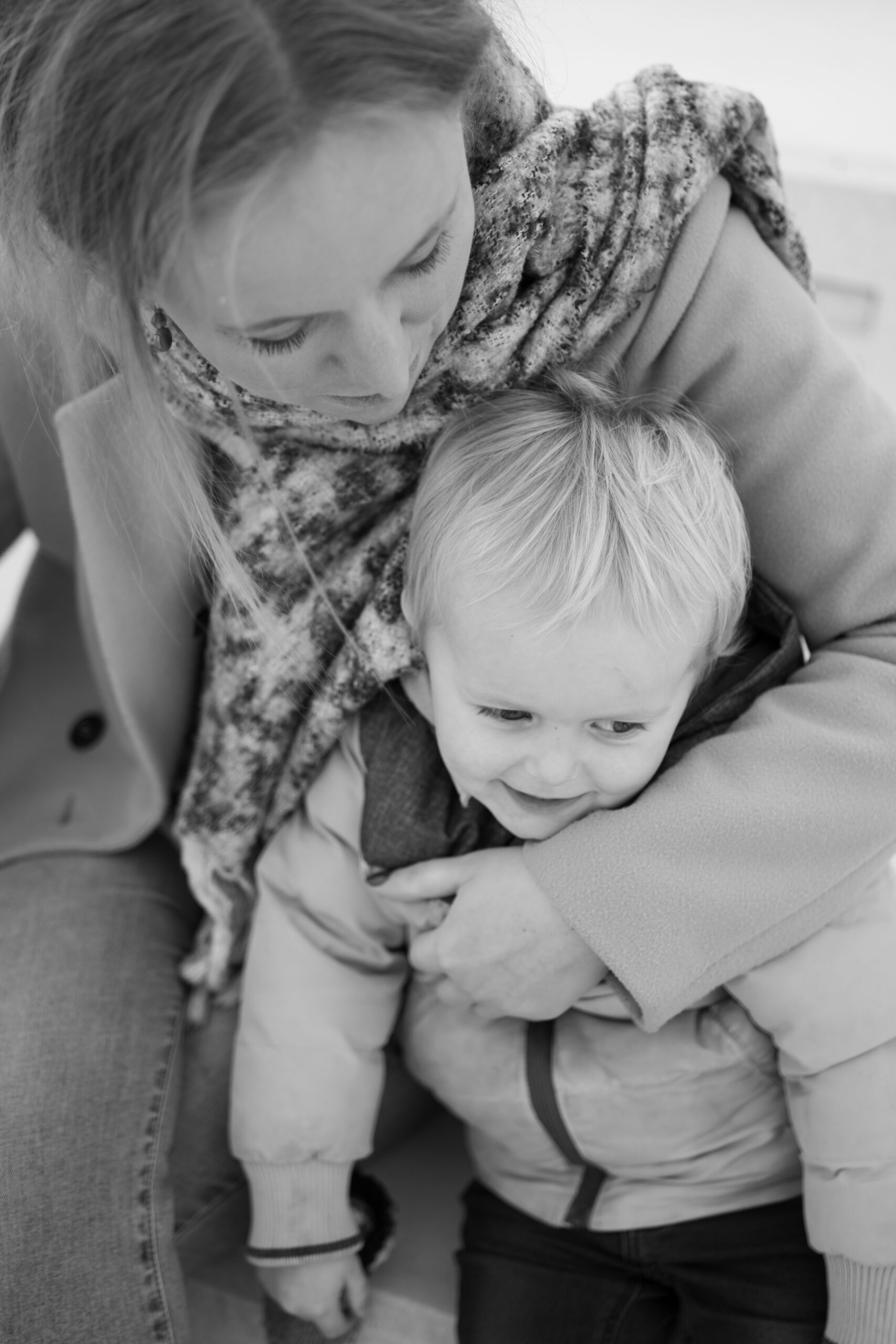 mama en zoon tijdens een fotoshoot door Sarah De Groote Photography .