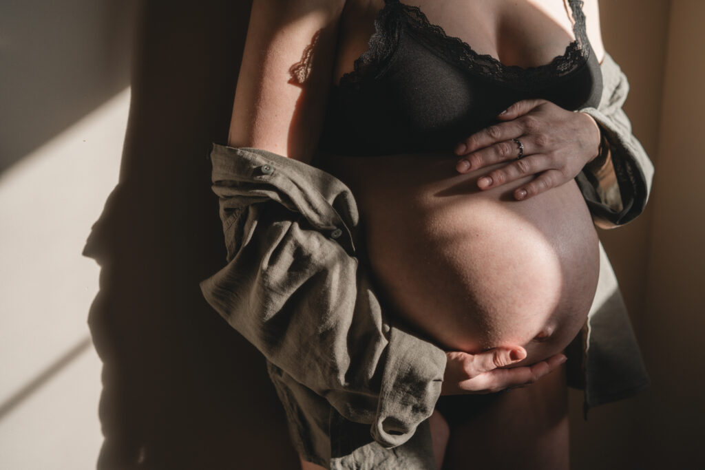 Gallery Sarah De Groote Photography. Zwangerschapsshoot en detailshots van een zwangere vrouw die op bevallen staat en haar buik laat vastleggen door een zwangerschapsfotograaf