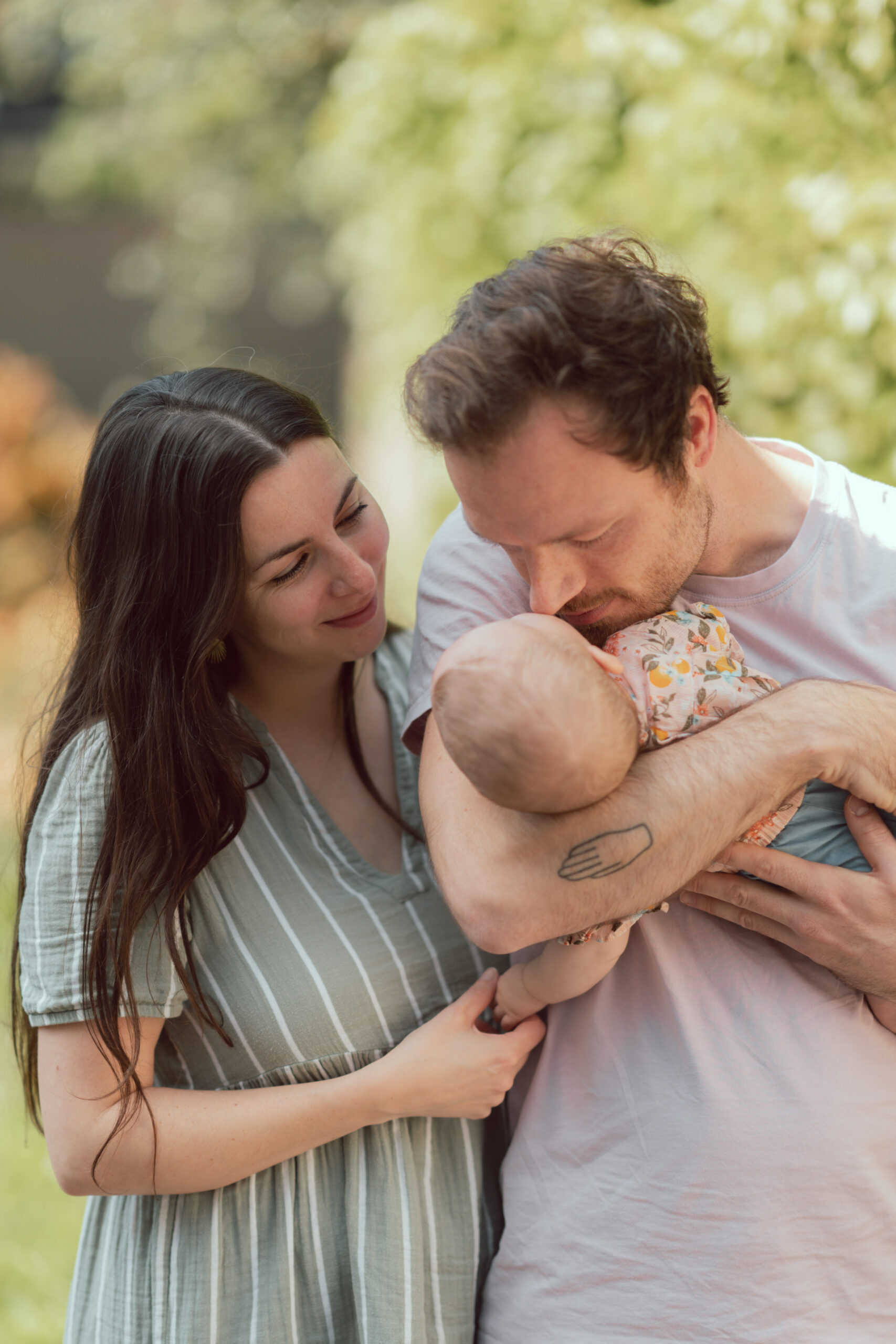 Gezin op beeld tijdens newbornfotografie
