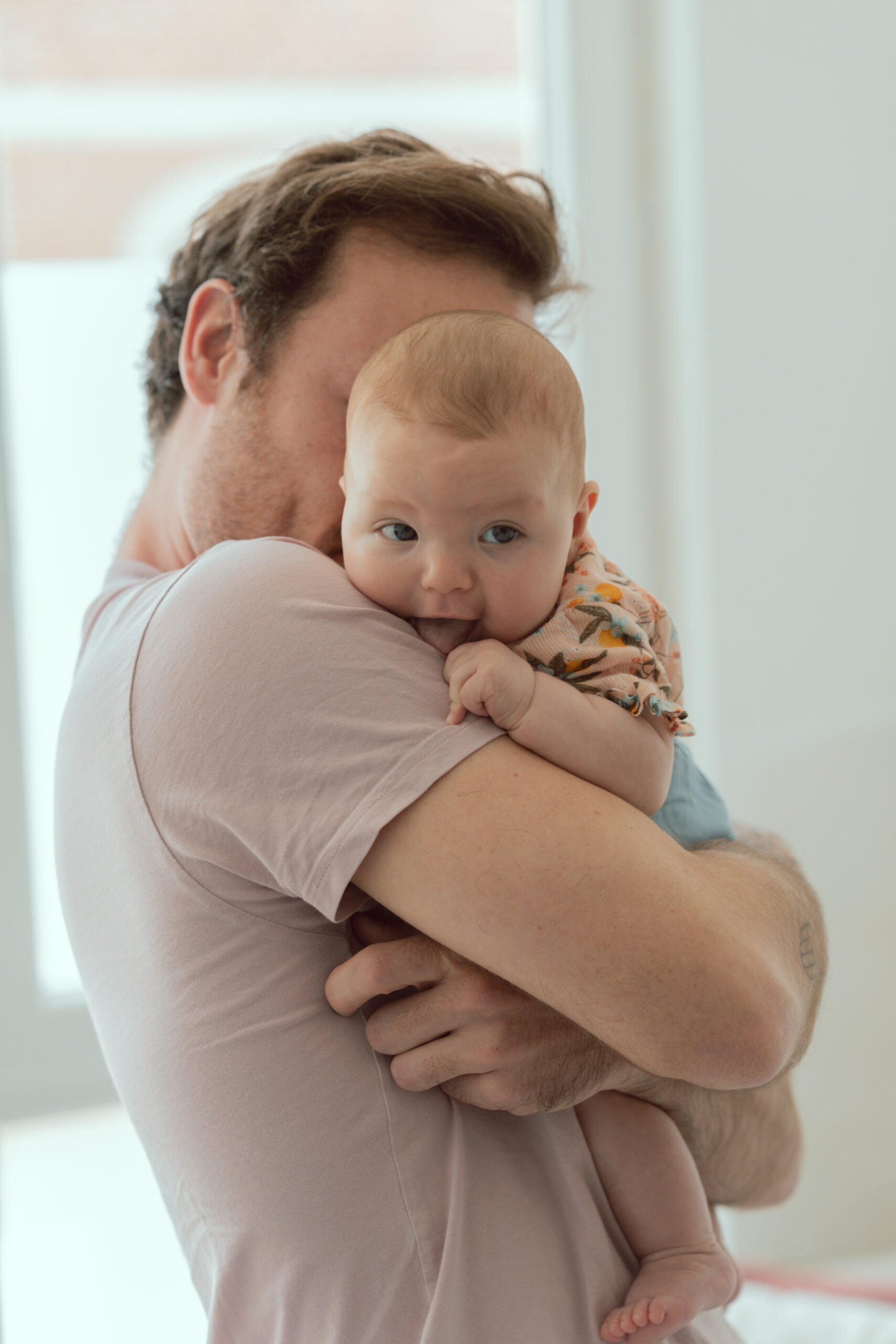 Newbornfotoshoot van papa en dochter