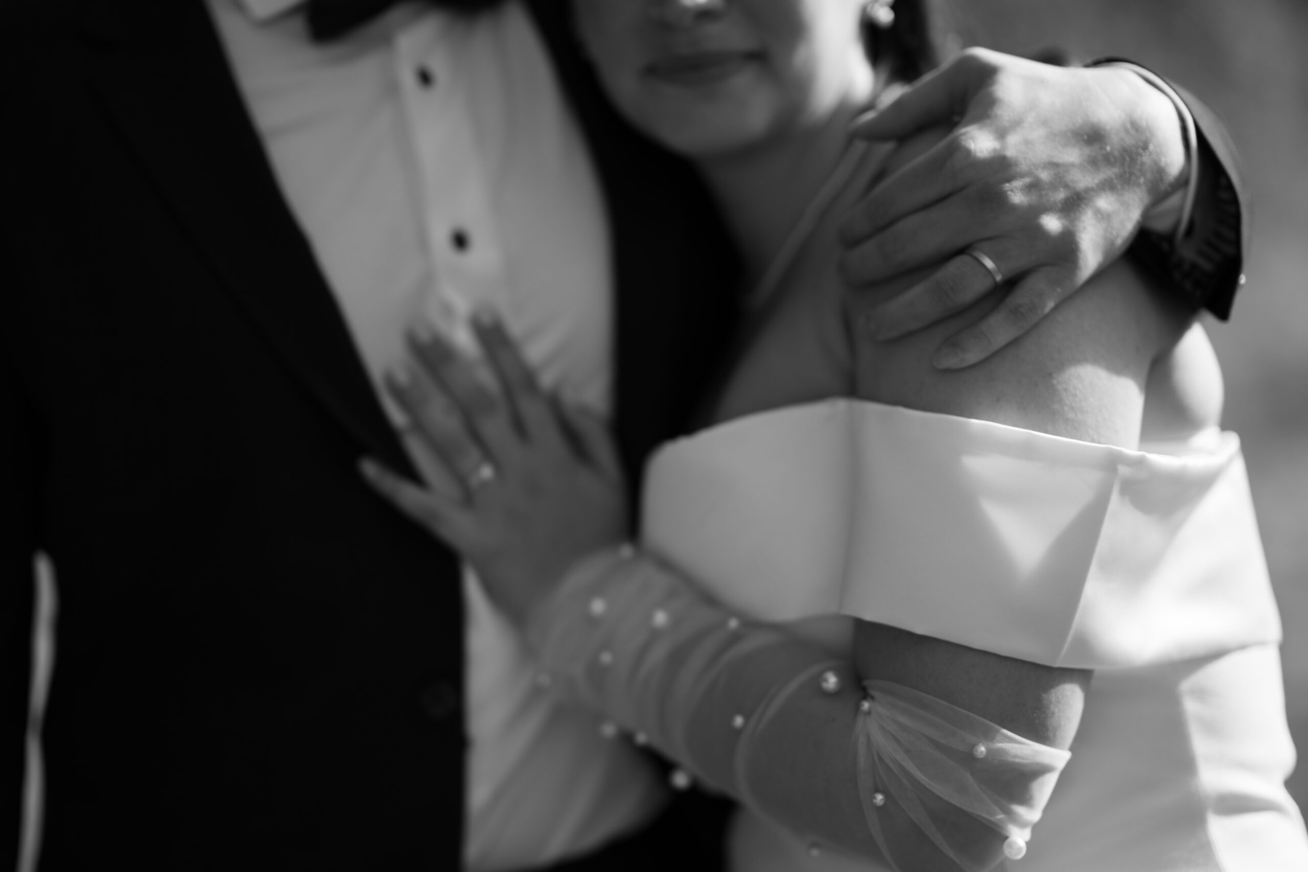 Detailfoto's tijdens de loveshoot van het huwelijk van dit koppel, in Antwerpen